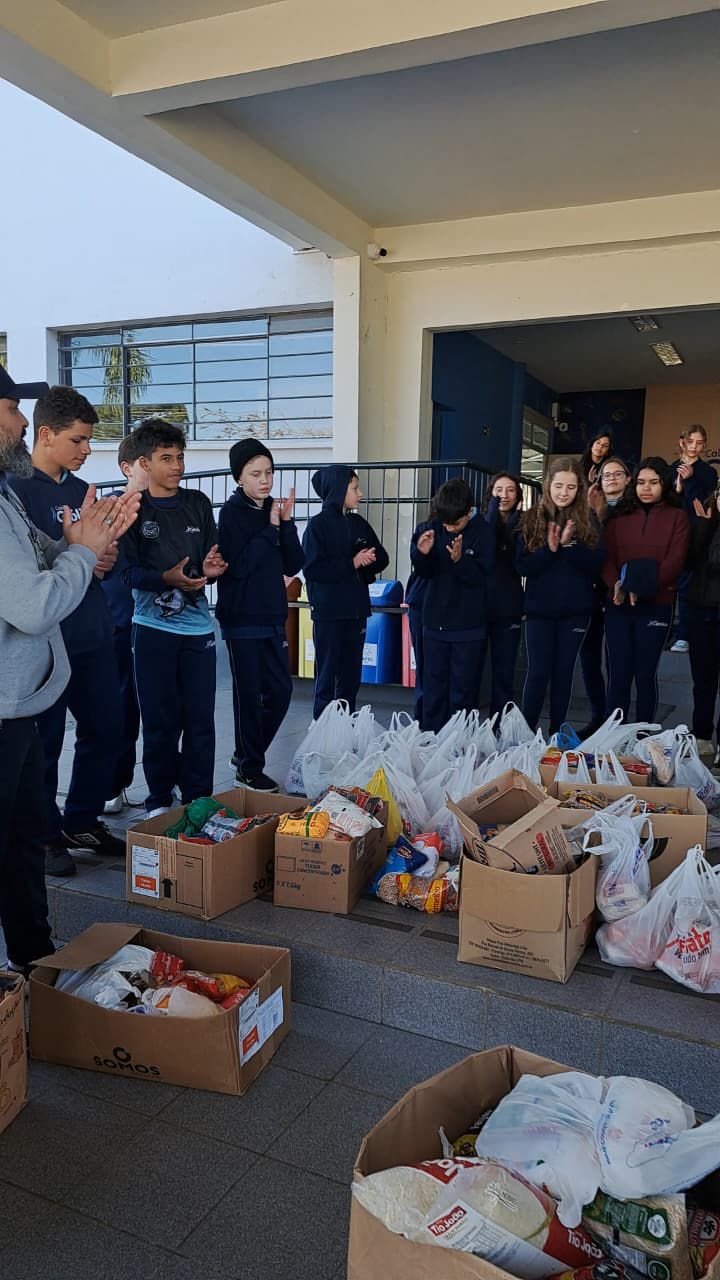 estudantes doam alimentos