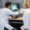 jovem-medico-mostrando-uma-radiografia