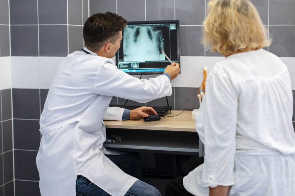 jovem-medico-mostrando-uma-radiografia