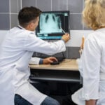 jovem-medico-mostrando-uma-radiografia
