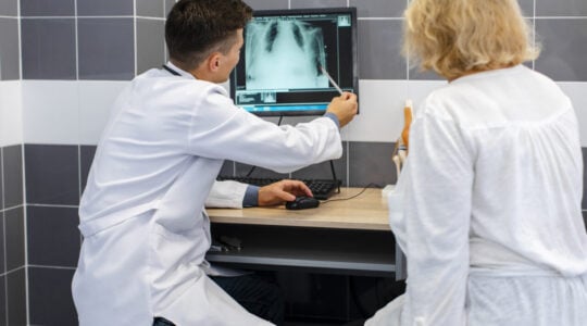 jovem-medico-mostrando-uma-radiografia