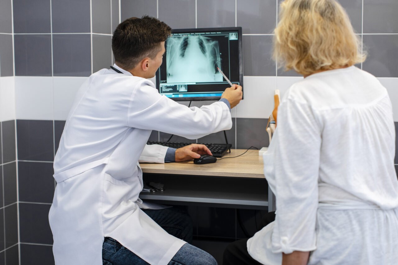 jovem-medico-mostrando-uma-radiografia
