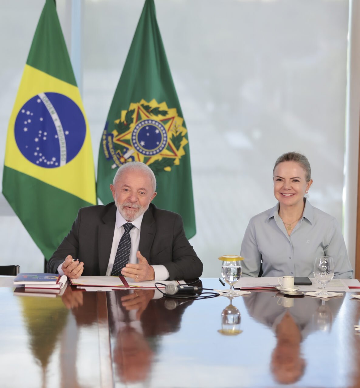 lula e gleisi favelas