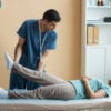 medico-ajudando-paciente-durante-reabilitacao