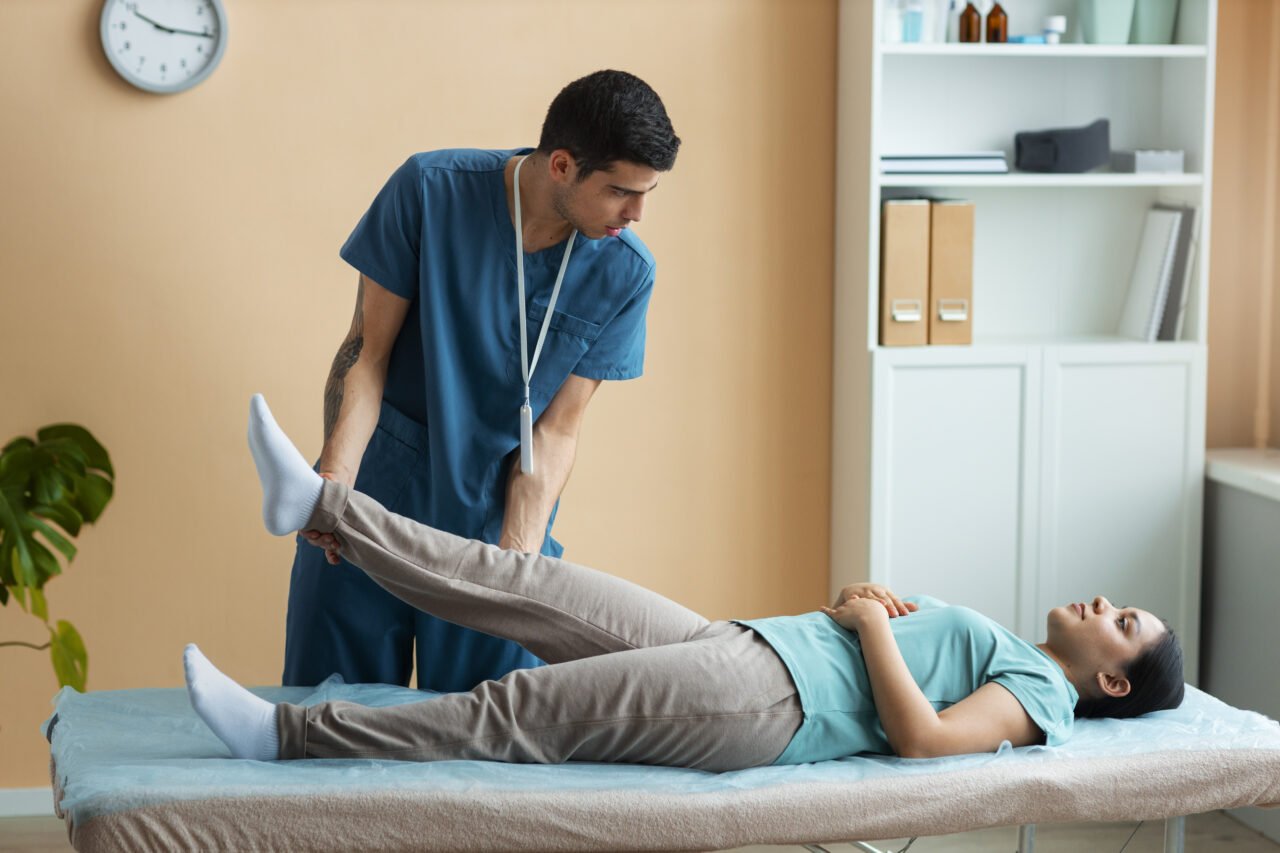 medico-ajudando-paciente-durante-reabilitacao