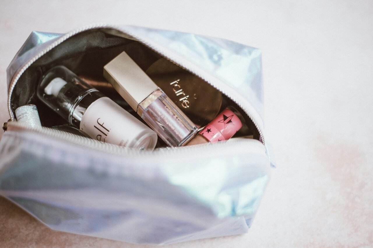 Necessaire com miniaturas de viagem travel size - Foto: Annie Spratt para Unsplash