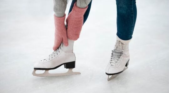 patinacao-no-gelo-de-mulher-de-vista-lateral_23-2150577625