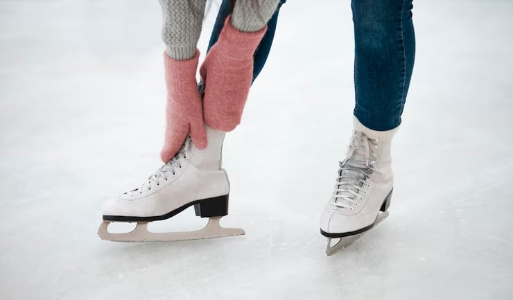 patinacao-no-gelo-de-mulher-de-vista-lateral_23-2150577625