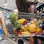 pessoa-fazendo-compras-com-mascara-facial