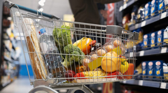pessoa-fazendo-compras-com-mascara-facial