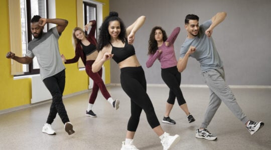 pessoas-que-participam-da-aula-de-terapia-de-danca