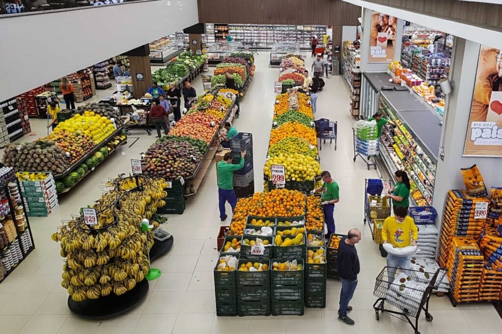 Ponta Grossa, 02 de agosto de 2023 – Prateleiras de supermercado.