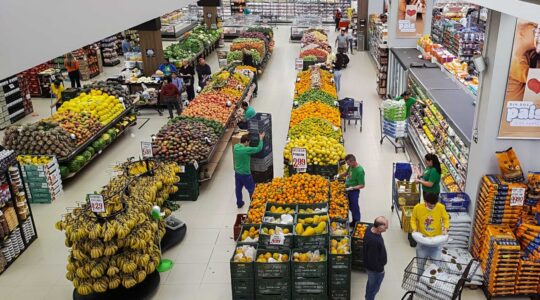 Ponta Grossa, 02 de agosto de 2023 – Prateleiras de supermercado.