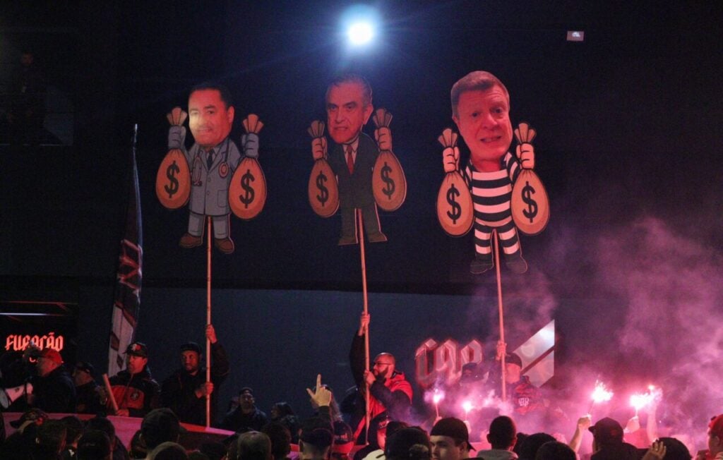 Torcida organizada Os Fanáticos protesta em frente à Arena da Baixada