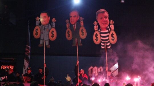 Torcida organizada Os Fanáticos protesta em frente à Arena da Baixada