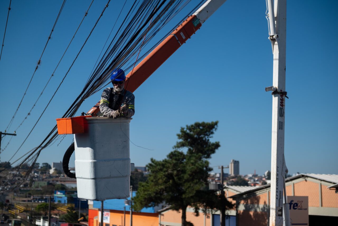 2025-08-18 – Retirada de fios de postes