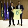 Samir Xaud (à direita), com a camisa da seleção brasileira