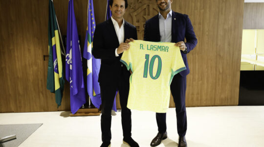 Samir Xaud (à direita), com a camisa da seleção brasileira