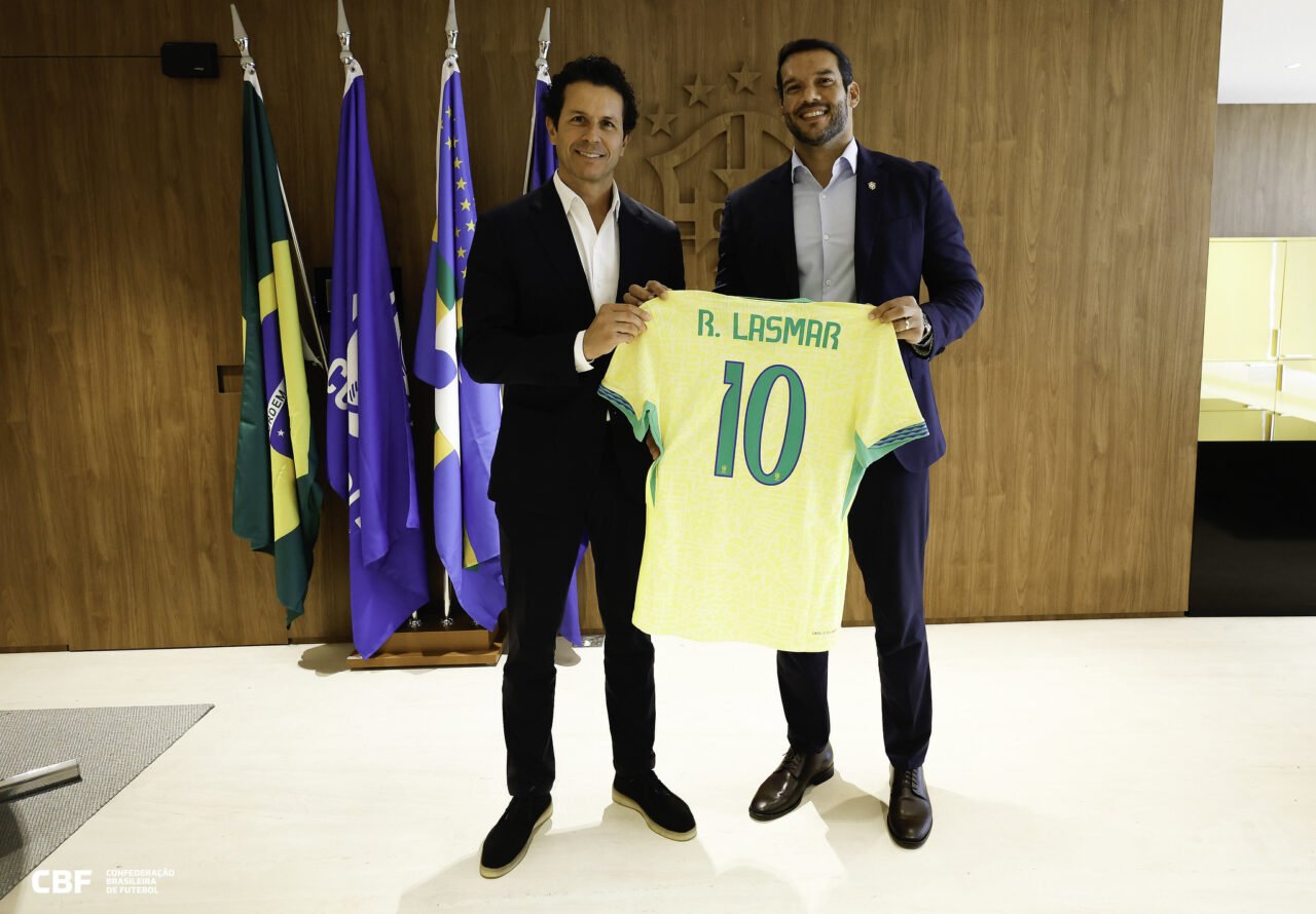 Samir Xaud (à direita), com a camisa da seleção brasileira