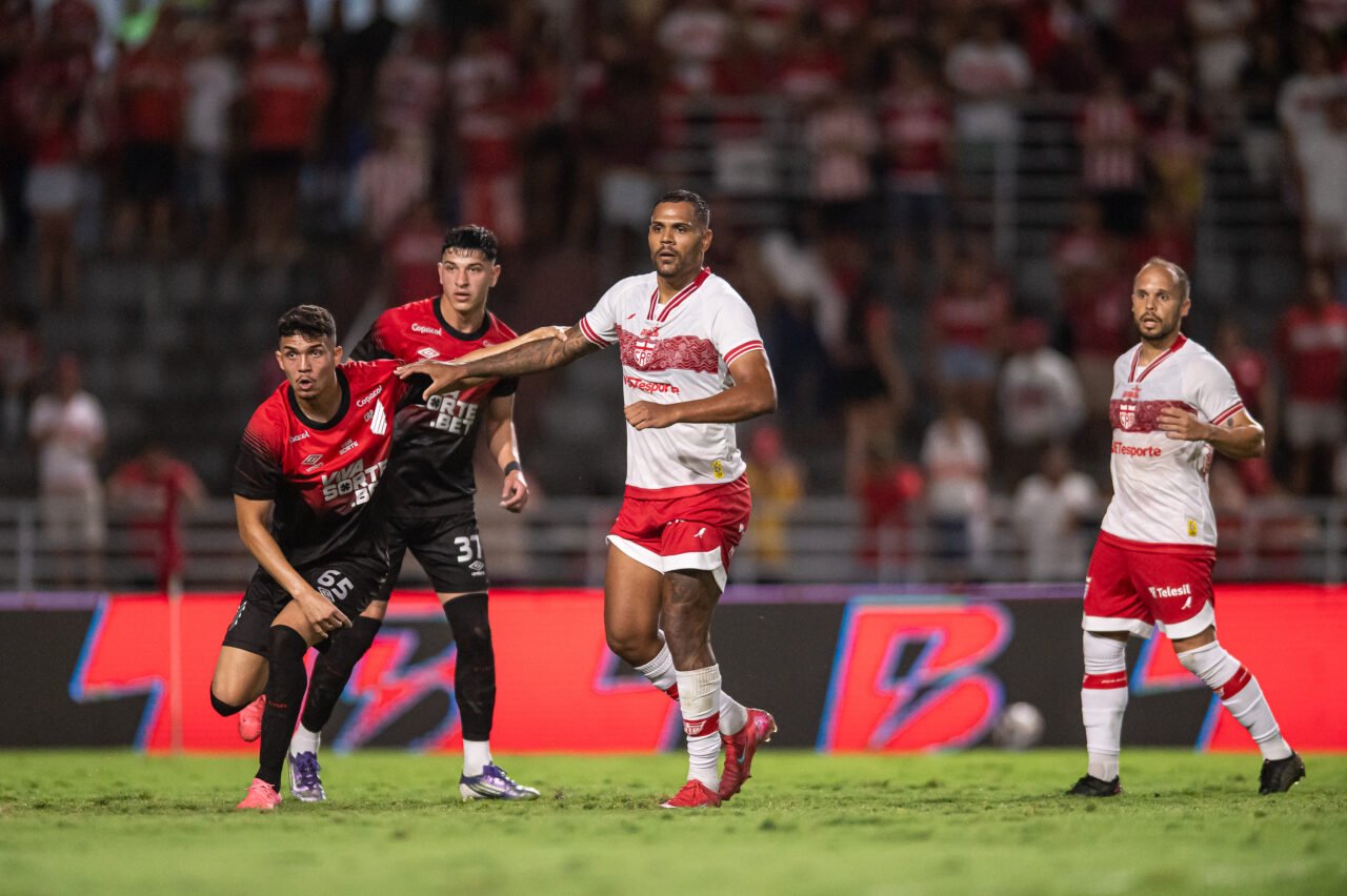 Arthur Dias e Esquivel, do Athletico, enfrentam Mikael, do CRB