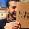 ‘Beijos, Curitiba’, de Maxx Moreira Matoso, traz poesias autorais sobre as diversas facetas do amor (Créd. Mari Venâncio)