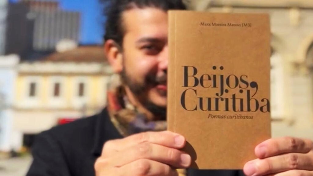‘Beijos, Curitiba’, de Maxx Moreira Matoso, traz poesias autorais sobre as diversas facetas do amor (Créd. Mari Venâncio)