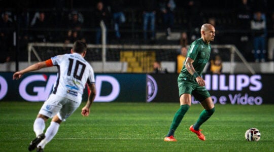 O zagueiro Maicon, contra o Operário: único destaque positivo do Coritiba