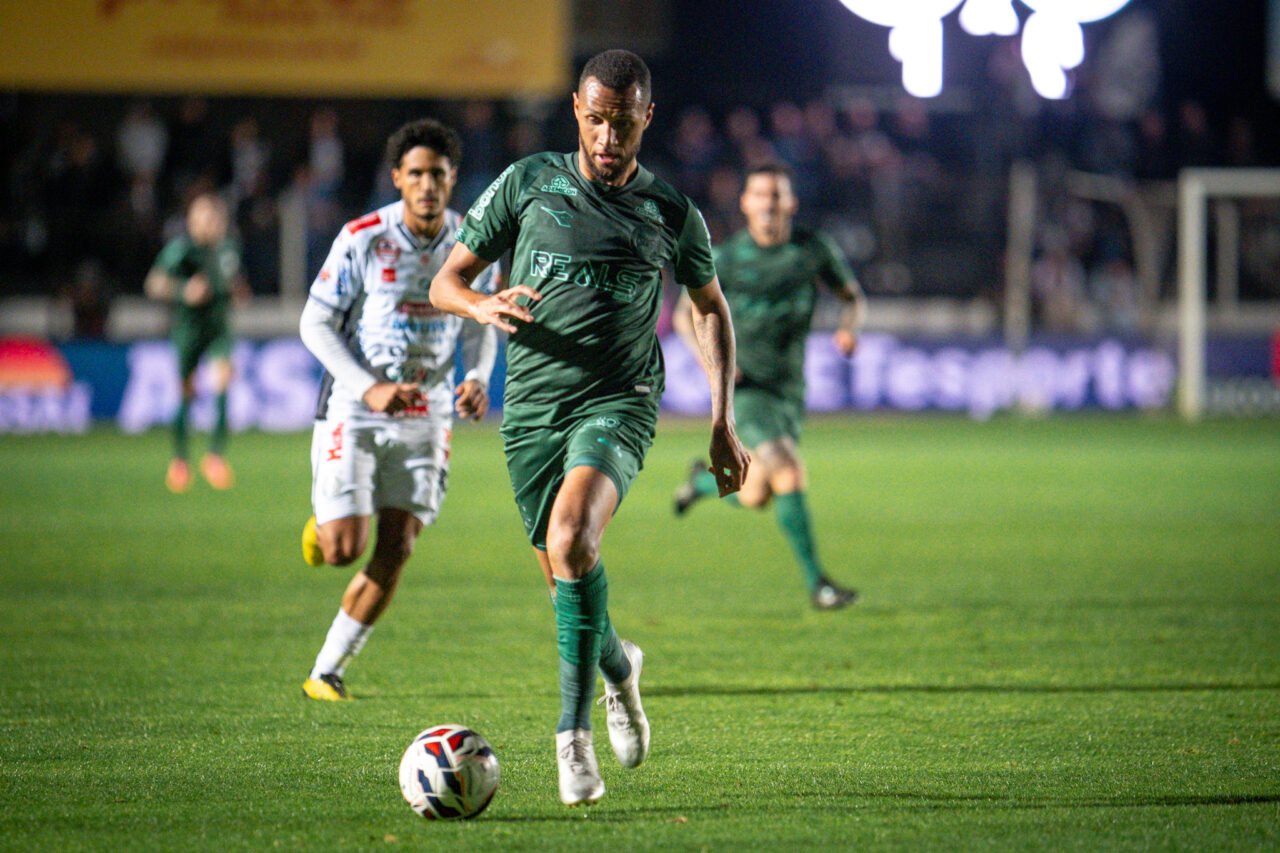 Gustavo Coutinho, do Coritiba, enfrenta o Operário