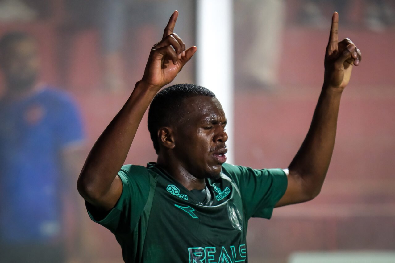 Jacy comemora gol em Vila Nova x Coritiba