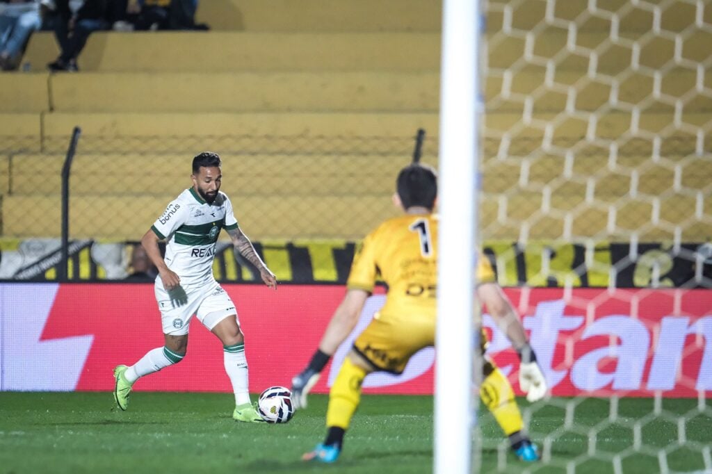 O ponta Clayson, do Coritiba, enfrenta o Novorizontino