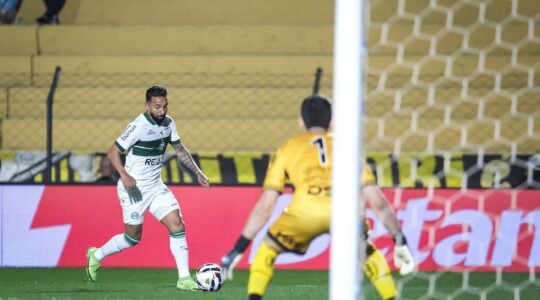 O ponta Clayson, do Coritiba, enfrenta o Novorizontino