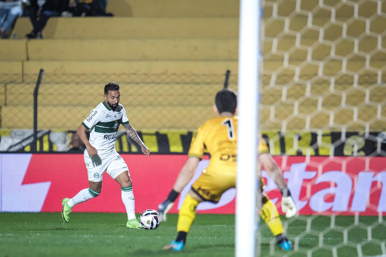O ponta Clayson, do Coritiba, enfrenta o Novorizontino
