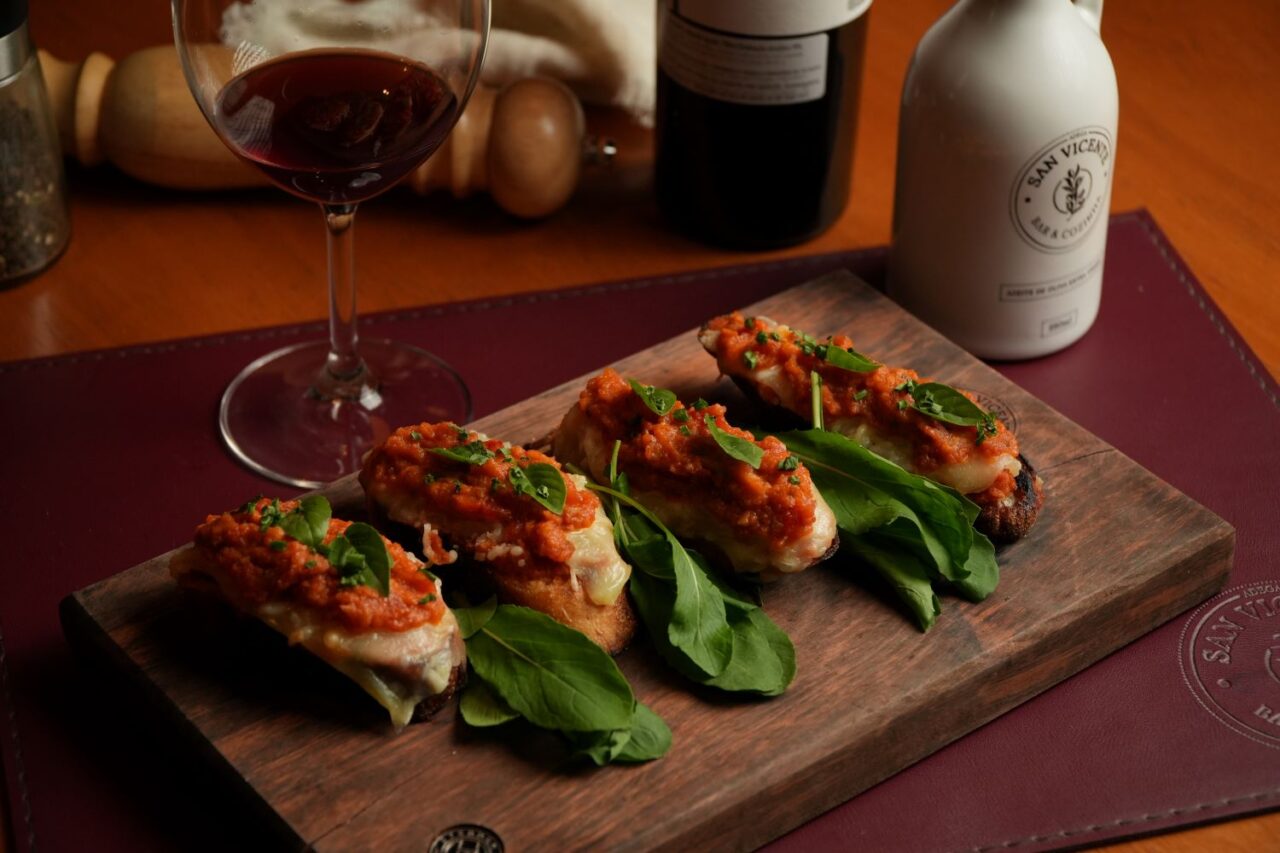 Bruschettas e vinho tinto da Adega San Vicente (foto Maicon Duarte)