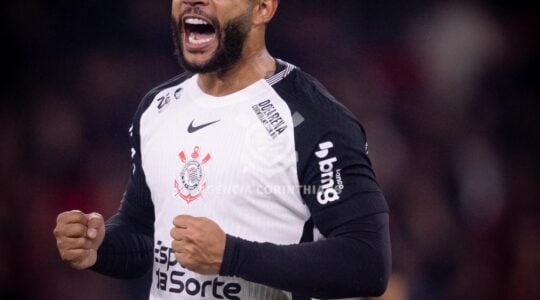 Memphis Depay em Athletico x Corinthians, na Arena da Baixada