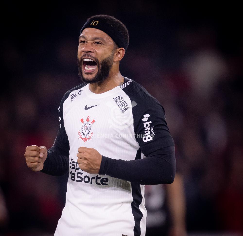 Memphis Depay em Athletico x Corinthians, na Arena da Baixada