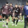 O zagueiro Felipe Aguirre (ao centro), do Athletico Paranaense