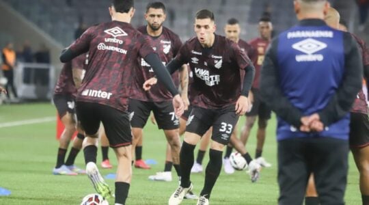 O zagueiro Felipe Aguirre (ao centro), do Athletico Paranaense