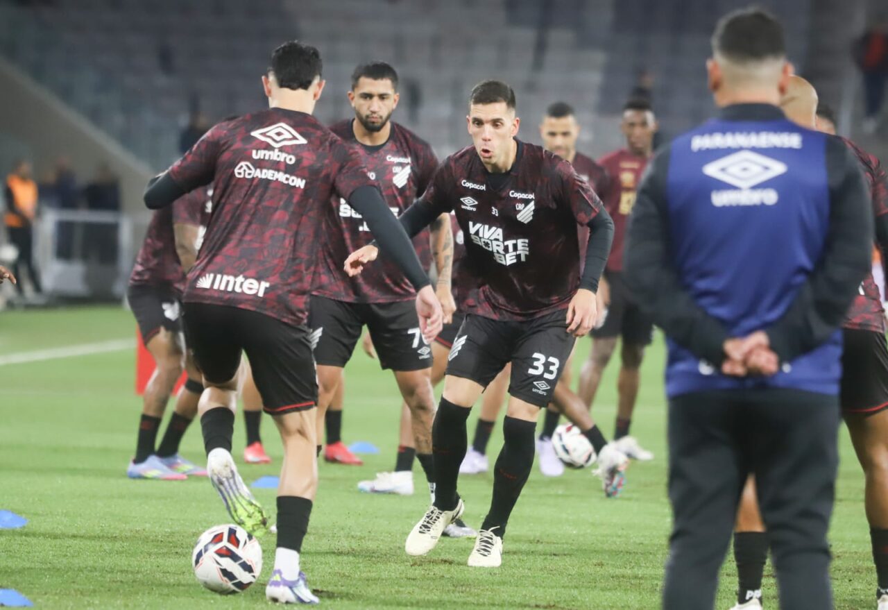 O zagueiro Felipe Aguirre (ao centro), do Athletico Paranaense