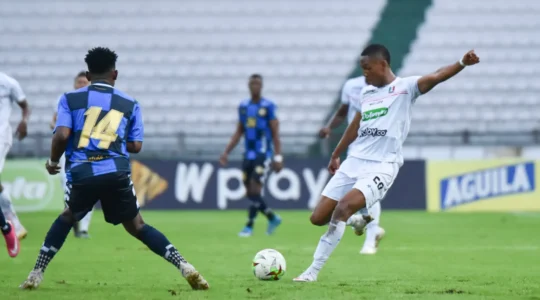 Alejandro García em ação pelo Once Caldas: na mira do Athletico
