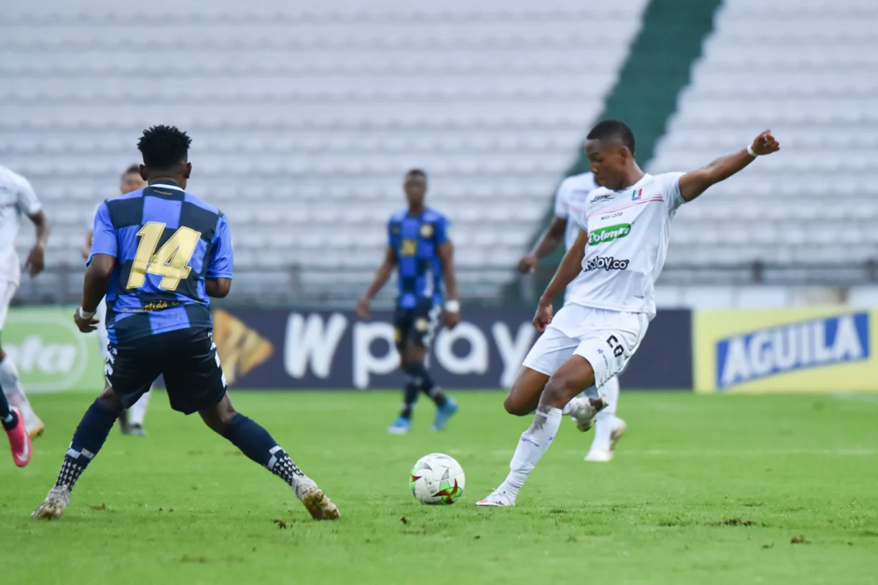 Alejandro García em ação pelo Once Caldas: na mira do Athletico