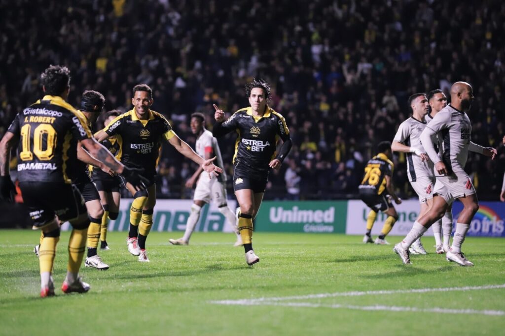 Nicolas, do Criciúma, comemora gol no Athletico