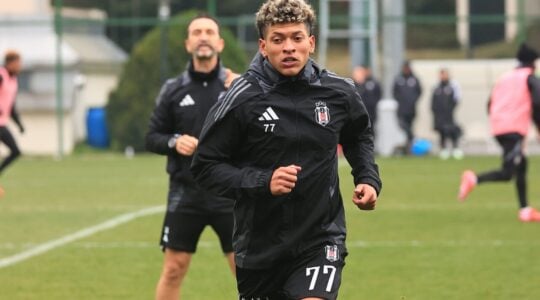 O volante colombiano Elán Ricardo, em treino do Besiktas