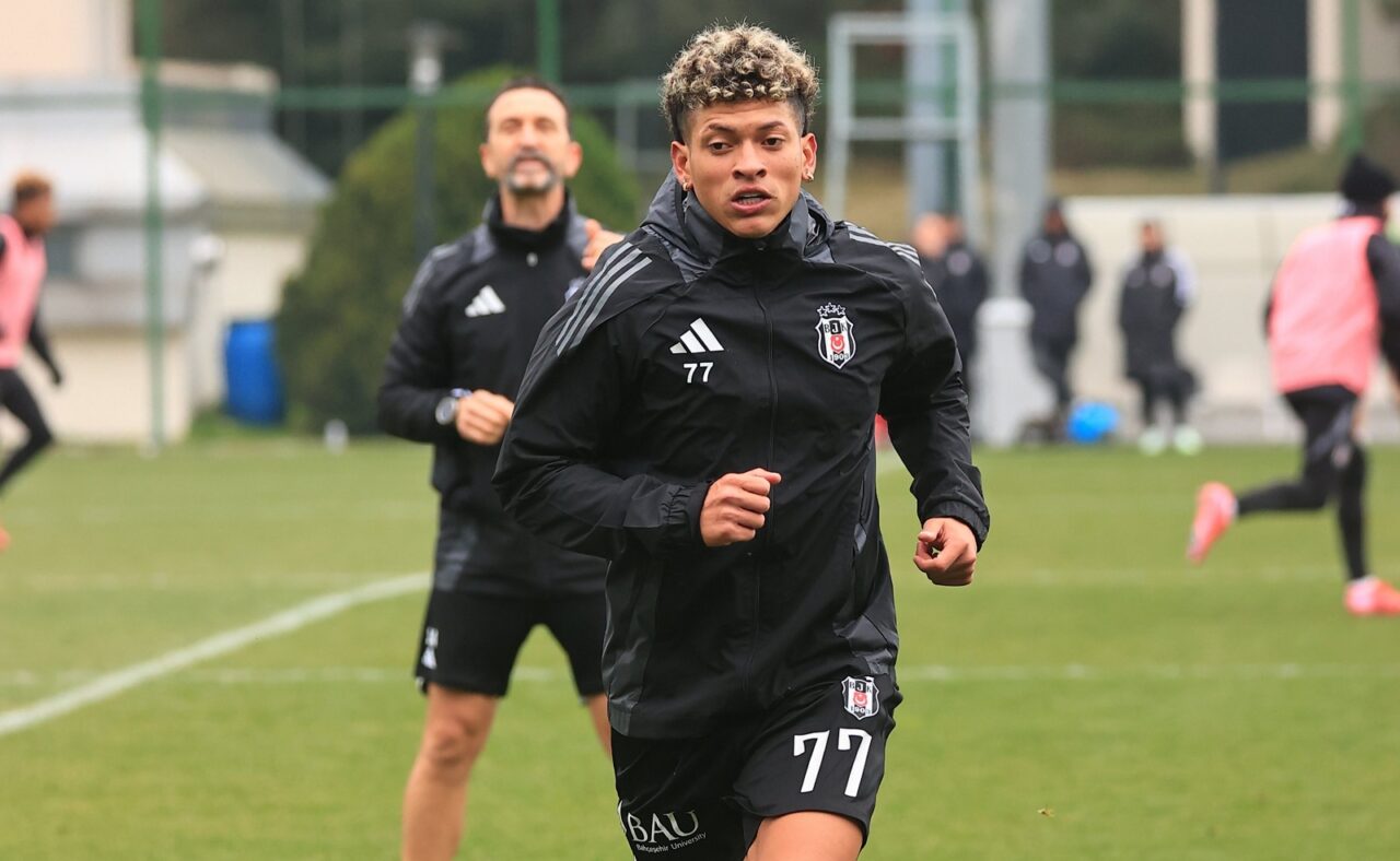 O volante colombiano Elán Ricardo, em treino do Besiktas
