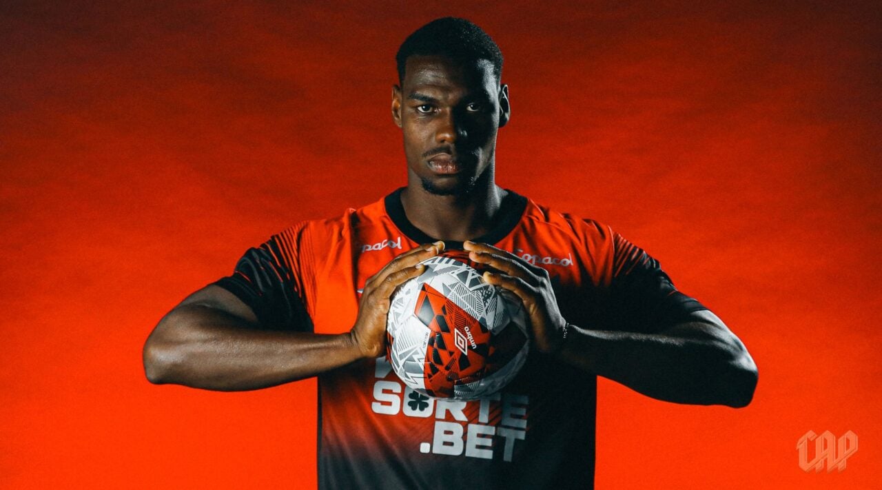 O zagueiro Carlos Terán é apresentado pelo Athletico Paranaense