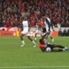 Viveros, do Athletico, cai no lance polêmico contra o Corinthians