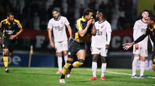 Rodrigo, do Criciúma, comemora gol no Athletico