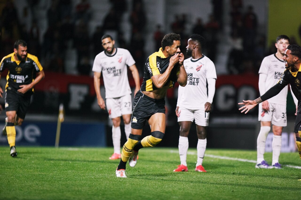 Rodrigo, do Criciúma, comemora gol no Athletico