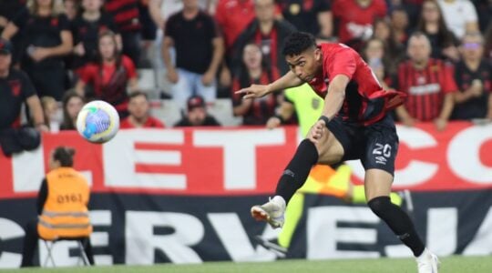 Julimar em ação pelo Athletico