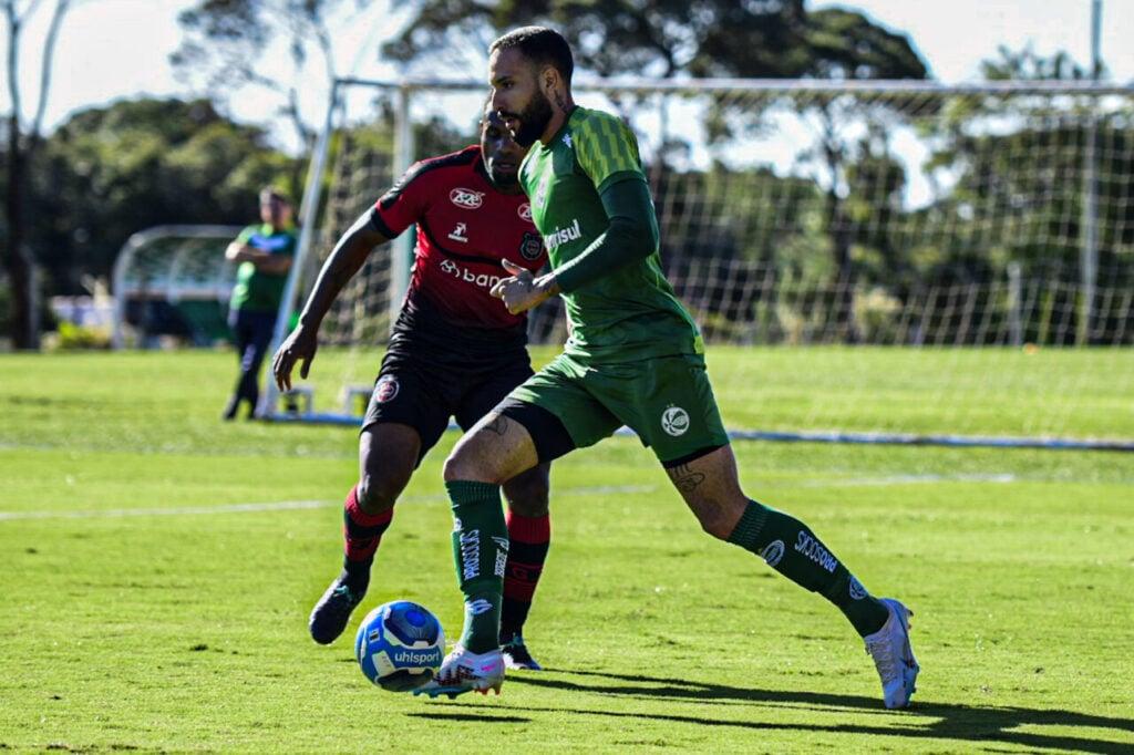 O atacante Rodrigo Rodrigues