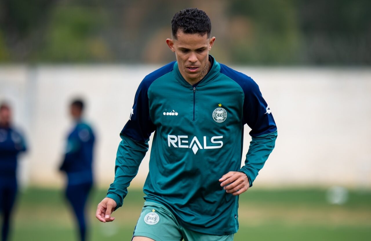 O volante Wallisson, do Coritiba